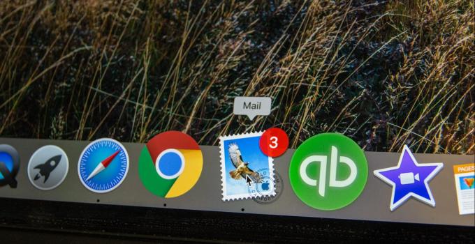 icons on a computer with the mail icon showing 3 unread emails